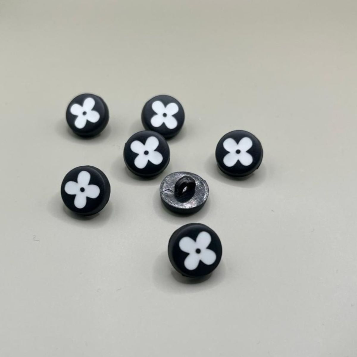 12mm — Black With White Flower